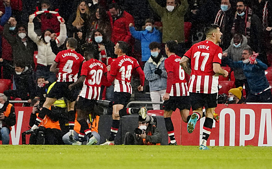 Fotbalisté Athleticu Bilbao slaví gól.