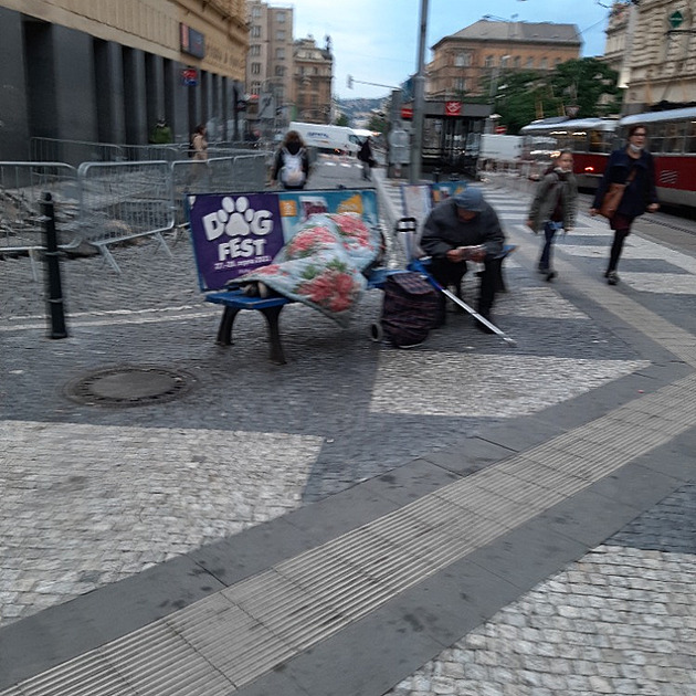 <p>Každý den se vyskytuji na trase metra C - náměstí I.P. Pavlova. Možná byste v rámci různých soutěží mohli vyhlásit taky soutěž o nejodpornější a nejšpinavější vstup do metra včetně jeho okolí. Od léta mám pár fotek - aby ostatní viděli, na co každé rá