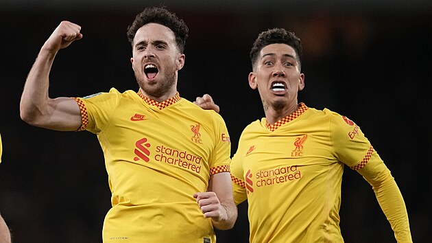 Diogo Jota (vlevo) a Roberto Firmino z Liverpoolu slaví gól. Diogo Jota (vlevo) a Roberto Firmino z Liverpoolu slaví gól.