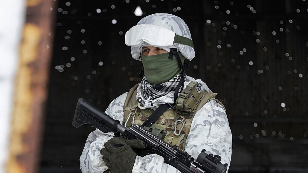 Ukrajintí vojáci na pozicích na front na východ Ukrajiny. (25. ledna 2022)