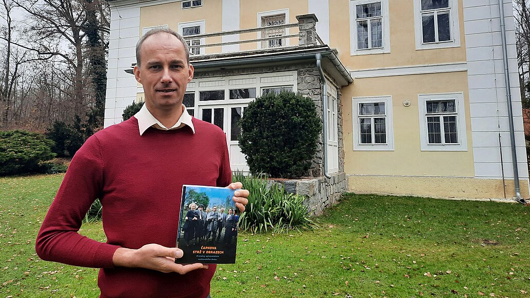 editel Památníku Karla apka Zdenk Vacek s knihou apkova Str v obrazech.