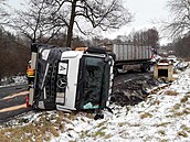 Kamion zablokoval celou silnici mezi Zákupy a Velenicemi. Kamion zablokoval celou silnici mezi Zákupy a Velenicemi.