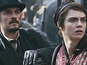 Záběr ze seriálu Carnival Row s Orlandem Bloomem v hlavní roli.