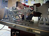 Jakub Klicpera z Geofyzikálního ústavu připravuje do seismologické expozice... Jakub Klicpera z Geofyzikálního ústavu připravuje do seismologické expozice...