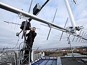 Vědci ze ZČU v Plzni využívají ke komunikaci s družicemi antény na střeše... Vědci ze ZČU v Plzni využívají ke komunikaci s družicemi antény na střeše...