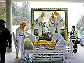 Při poslední covidové vlně převáželi v listopadu zdravotníci pacienty z Brna do... Při poslední covidové vlně převáželi v listopadu zdravotníci pacienty z Brna do...