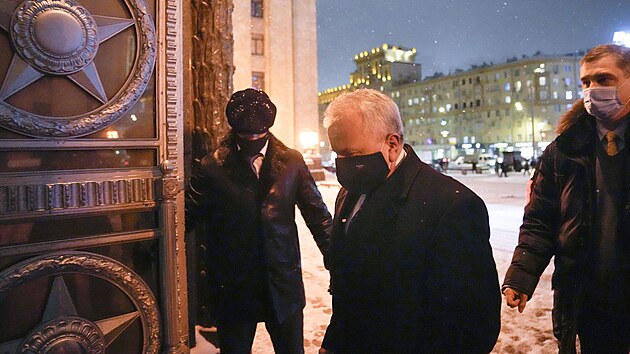 Velvyslanec USA v Rusku John Sullivan vstupuje do budovy ruskho ministerstva zahrani v Moskv. (26. ledna 2022)