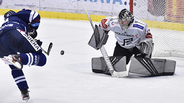 Utkn 47. kola hokejov extraligy: HC Vtkovice Ridera - HC Energie Karlovy Vary. Sedm gl Vtkovic, kter padl v prodlouen. Zleva autor glu Rob Flick z Vtkovic a brank Karlovch Var Filip Novotn