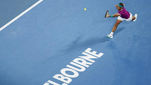 Rafael Nadal returnuje ve tetm kole Australian Open.
