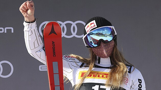 Ester Ledecká se raduje v cíli sjezdu v Cortině d’Ampezzo.