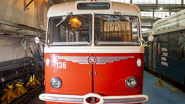 Historick trolejbus koda 8Tr9 ve vozovn pardubickho dopravnho podniku