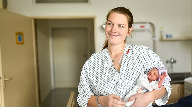 Porod malho Frantika vedli porodnci spolen s kardiochirurgy. Na snmku je maminka Aneka kolov i s novorozencem (leden 2021).