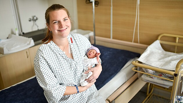 Porod malho Frantika vedli porodnci spolen s kardiochirurgy. Na snmku je maminka Aneka kolov i s novorozencem (leden 2021).