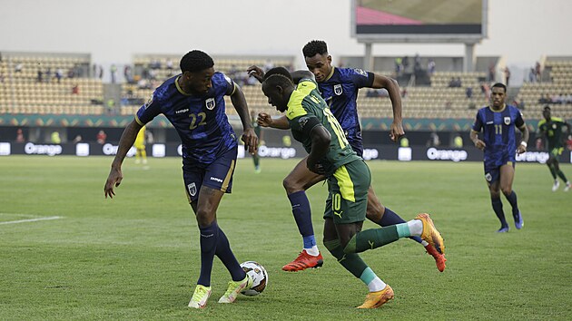 Senegalsk kapitn Sadio Man v akci proti fotbalistm Kapverd.