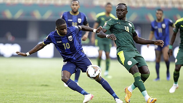 Senegalsk kapitn Sadio Man (vpravo) v akci proti fotbalistm Kapverd.