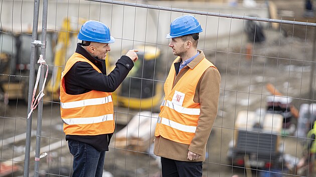 Stavba dvou nových pavilonů v IKEM má být hotová za dva roky. Na snímku šéf IKEM Michal Stiborek (vlevo) a šéf české Transparency International Petr Leyer.