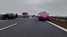 Na D52 se ve smru na Brno srazilo nkolik aut vetn kamionu a dodávky.