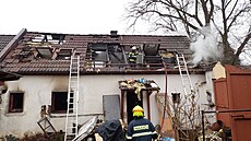 Škodu za dva miliony korun způsobil sobotní požár rodinného domu v obci Val na... Škodu za dva miliony korun způsobil sobotní požár rodinného domu v obci Val na...