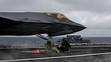 Start letounu F-35C z paluby letadlové lod USS Abraham Lincoln