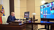 Ruský premiér Vladimir Putin pedsedá bezpenostní konferenci. (28. ledna 2022)