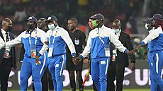 Poadatelé doprovázejí etiopské rozhodí po osmifinálovém utkání Kamerun -...