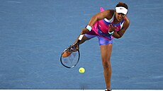 Japonka Naomi Ósakaová servíruje v utkání tetího kola Australian Open.