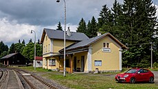 Nádraží Pernink na trati Karlovy Vary - Johanngeorgenstadt, malebné nádraží v srdci Krušných hor, foceno v srpnu 2021