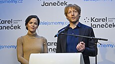 Karel Janeček oznámil kandidaturu na Hrad. Na otázky novinářů odpovídal po boku...