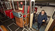 Interiér historického trolejbusu koda 8Tr9 ve vozovn pardubického dopravního...