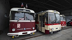 Historické trolejbusy (zleva) koda 9 Tr, koda 14 Tr a koda 9 Tr