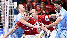 Lars Kooi (vlevo) a Robin Schoenaker (vpravo) z Nizozemska brání Mathiase... Lars Kooi (vlevo) a Robin Schoenaker (vpravo) z Nizozemska brání Mathiase...