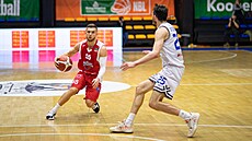 Nicholas Tomsick (vlevo) z Olomoucka útočí v zápase s USK Praha, brání ho Marek... Nicholas Tomsick (vlevo) z Olomoucka útočí v zápase s USK Praha, brání ho Marek...