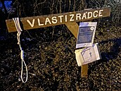 Zmenšenina šibenice s nápisem vlastizrádce, kterou někdo umístil před dům... Zmenšenina šibenice s nápisem vlastizrádce, kterou někdo umístil před dům...