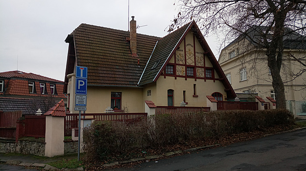 Vila mírn mrncnutá kotrovským stylem v ulici Vydrov