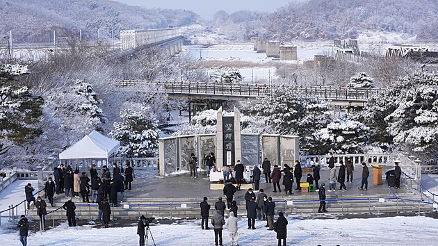 Severokorejt uprchlci a jejich rodinn pslunci vzdvaj ctu svm pedkm pi nvtv pavilonu Imjingak pobl hranic se Severn Koreou. (1. nora 2022)