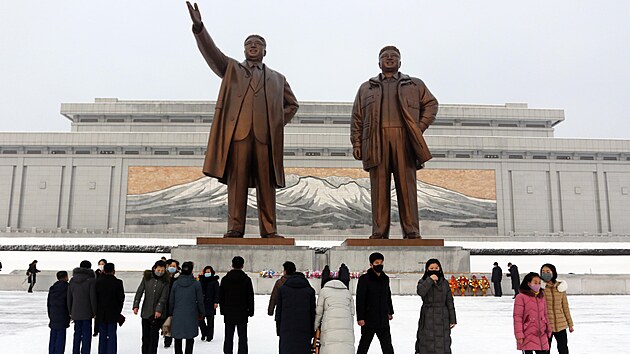 Lid navtvuj sochy bvalch severokorejskch vdc v Pchjongjangu u pleitosti svtk lunrnho Novho roku. (1. nora 2022)