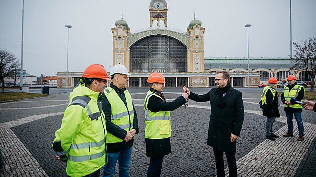 Zstupci magistrtu a mstsk firmy Vstavit Praha pedali stavebn firm k rekonstrukci Prmyslov palc (1. nora 2022)