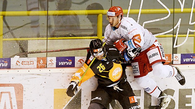 Hokejová extraliga, 48. kolo, Litvínov - Třinec. Viktor Hübl (vlevo) si u mantinelu podal Jana Zahradníčka z Třince.