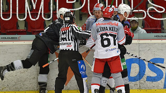 Mela v utkání 49. kola hokejové extraligy: HC Energie Karlovy Vary - Mountfield Hradec Králové.