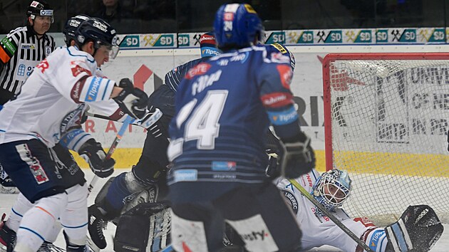 Hokejová extraliga, 49. kolo, Kladno - Liberec. Liberecký brankář Jaroslav Pavelka zasahuje.