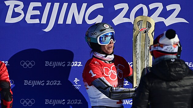 Zlat olympijsk vtzka Ester Ledeck bhem kvtinovho ceremonilu v Pekingu...