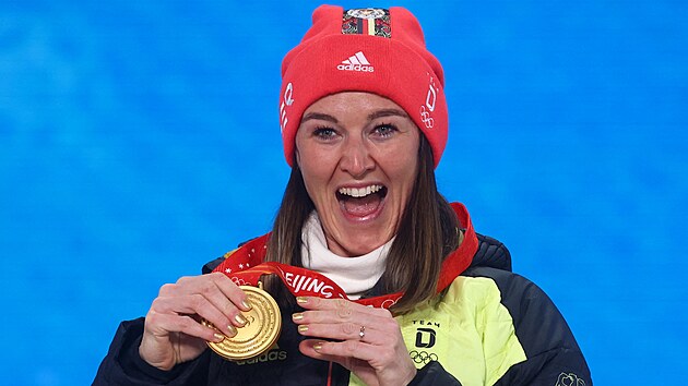 Zlat medailistka Denise Herrmannov z Nmecka pzuje se svou medail bhem vtznho ceremonilu v Pekingu 2022. (8. nora 2022)