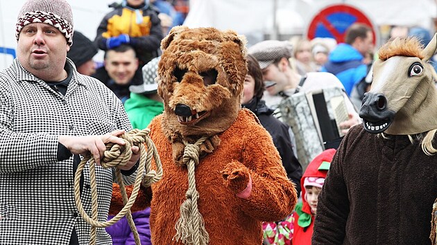 Medvd vleen na provaze medvdem je typickou maskou.