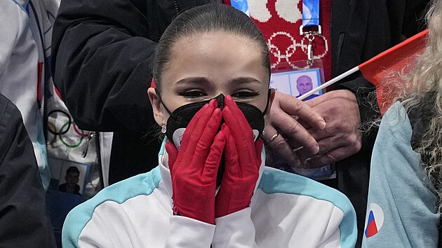 Krasobruslaka Kamila Valijevov se raduje ze zlat medaile z olympidy v Pekingu.