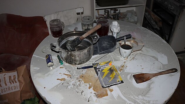 Policisté po ukončení práce hasičů v brněnském bytě našli množství nádob s chemickými látkami, roztoky v lahvích a sklenice s granulemi a léky.