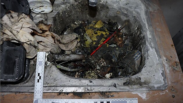 Policisté po ukončení práce hasičů v brněnském bytě našli množství nádob s chemickými látkami, roztoky v lahvích a sklenice s granulemi a léky.