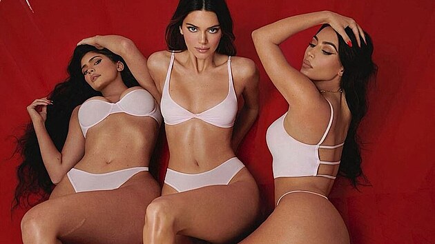 Slavn sestry Kylie, Kendall a Kim pzuj v kampani na spodn prdlo (2021)