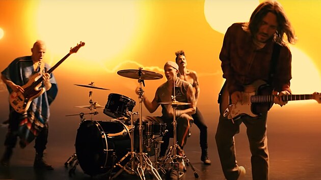 Red Hot Chili Peppers v klipu k psn Black Summer, v poped kytarista John Frusciante