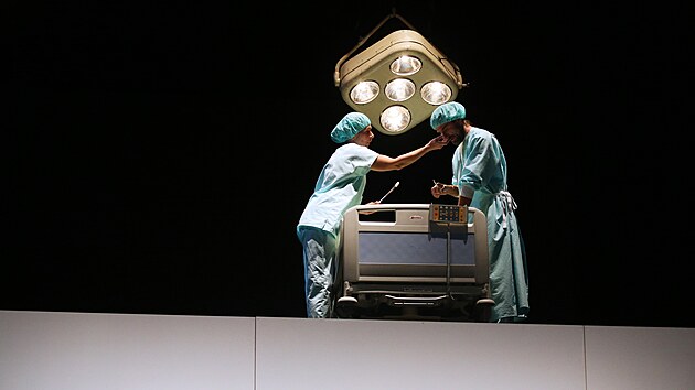 Martin Stránský v roli Olina na zkoušce hry Vánoce na poušti v plzeňském Divadle J. K. Tyla. V inscenaci hraje také Zdeněk Hruška. (21. 10. 2021)