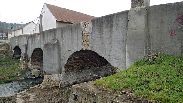 Most pes Bakovsk potok proel od doby svho vzniku na pelomu 17. a 18. stolet do dnen doby nkolika opravami.